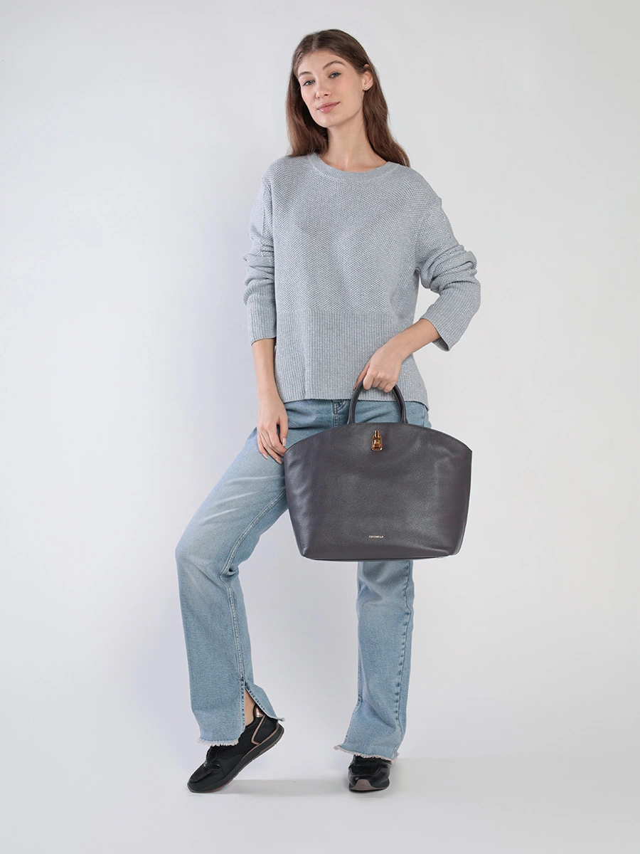 Сумка серого цвета со съемным плечевым ремнем